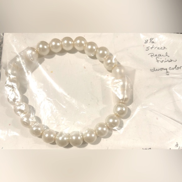 8 1/2” elastic faux pearl bracelet EUC - Picture 1 of 1